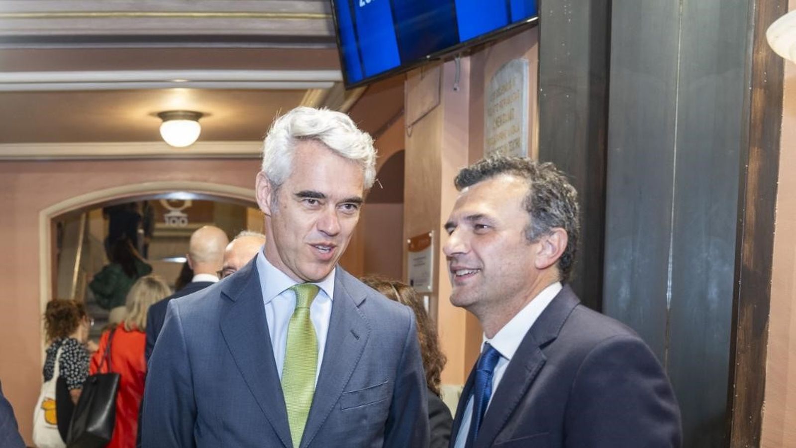 El alcalde de Cádiz, Bruno García, con el director general de la Ser, Ignacio Soto, durante la gala en el Gran Teatro Falla.