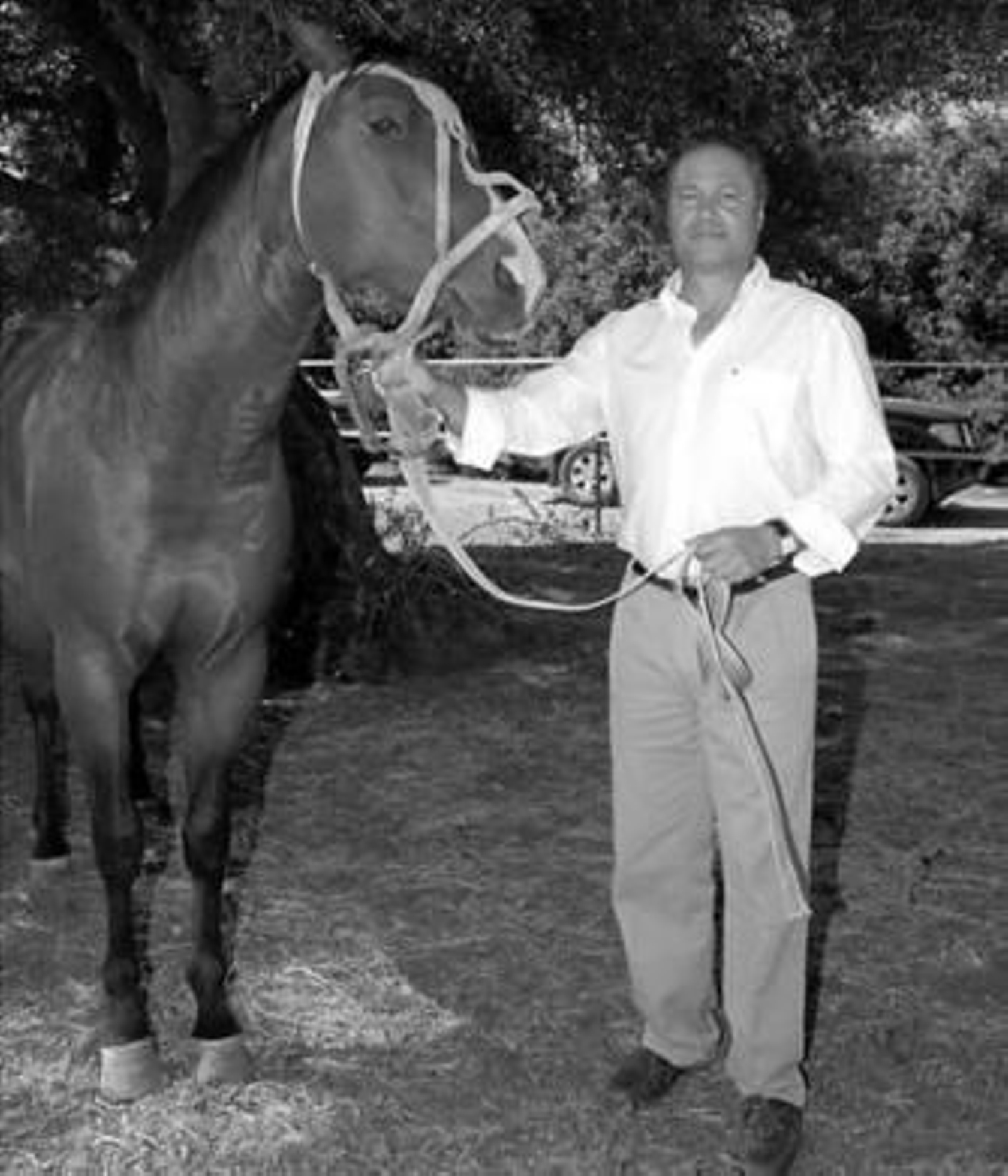 Alex Albidi posa junto a un caballo en el complejo.
