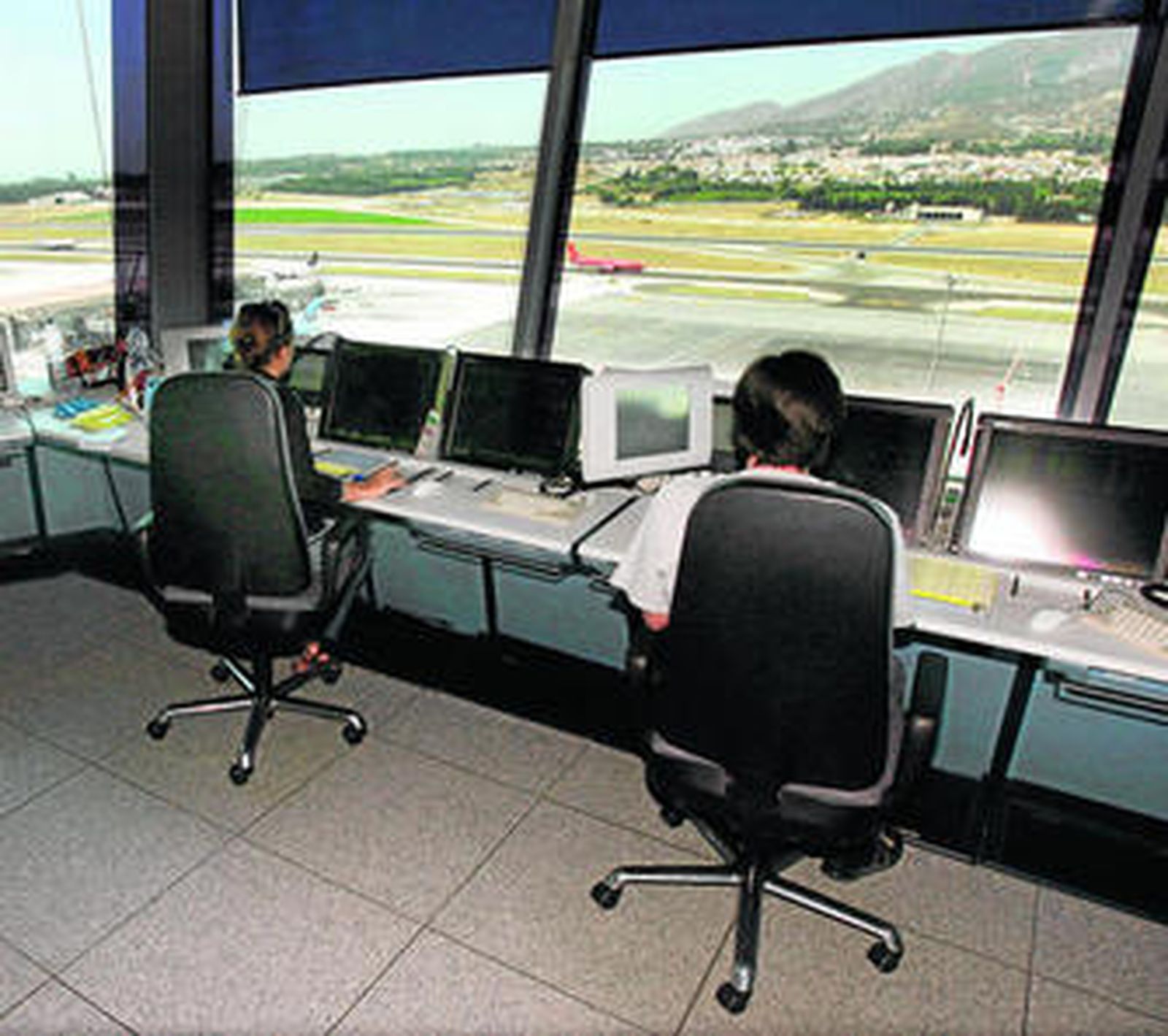 Dos controladores aéreos en la torre del aeropuerto de Málaga en una imagen de archivo.