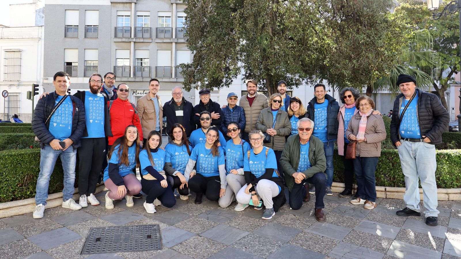 Marcha solidaria de personas sordas por el centro de Jerez.