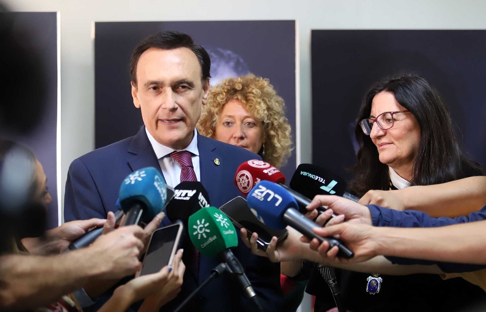 El consejero de Universidad y la rectora de la Universidad de Huelva en declaraciones previas al Acto de Apertura