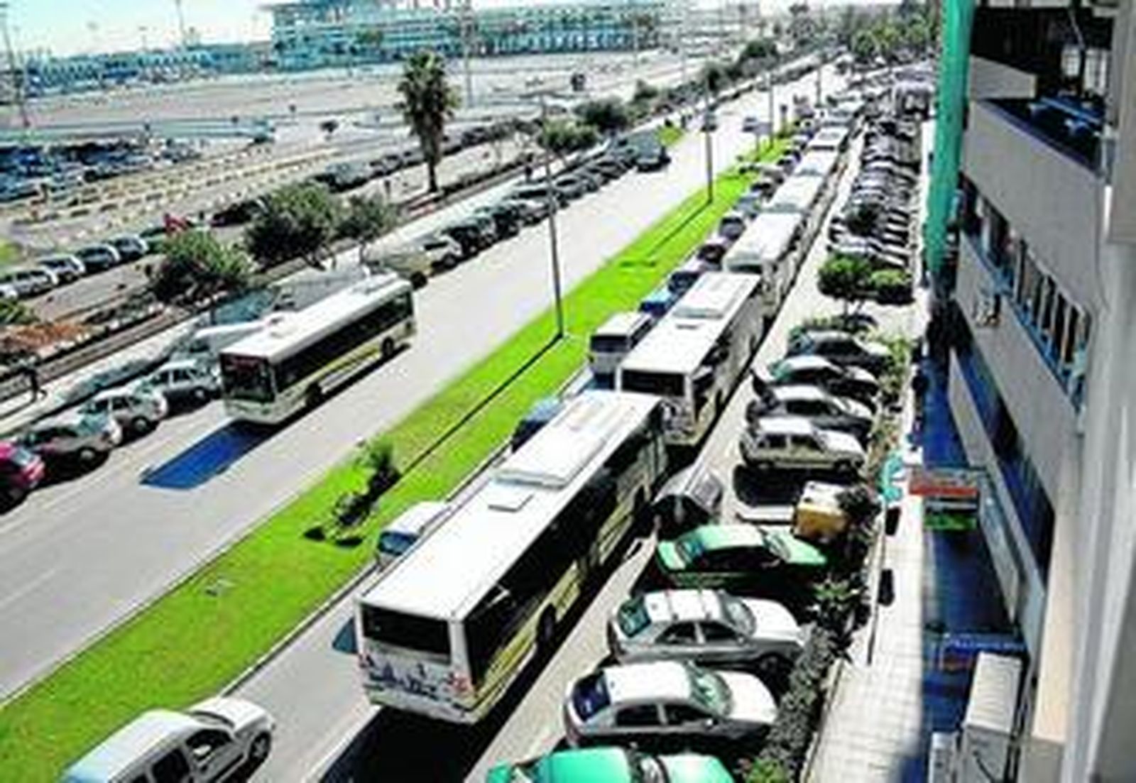 Los autobuses permanecieron paralizados, algunos en Virgen del Carmen, durante la protesta.