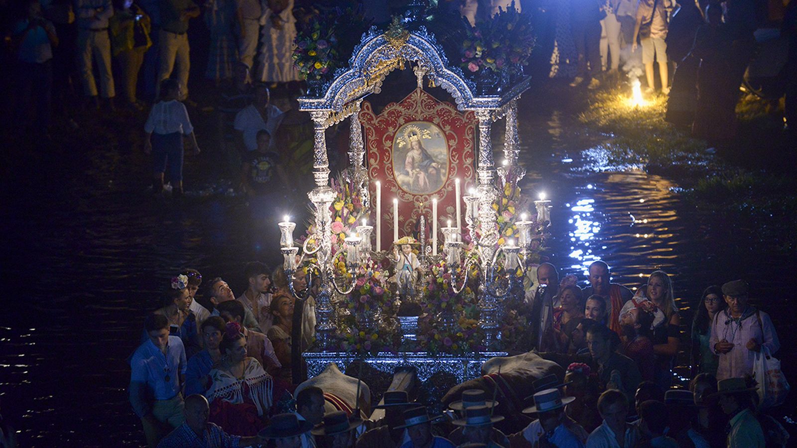 El Simpecado de la Pastora en la carreta de plata