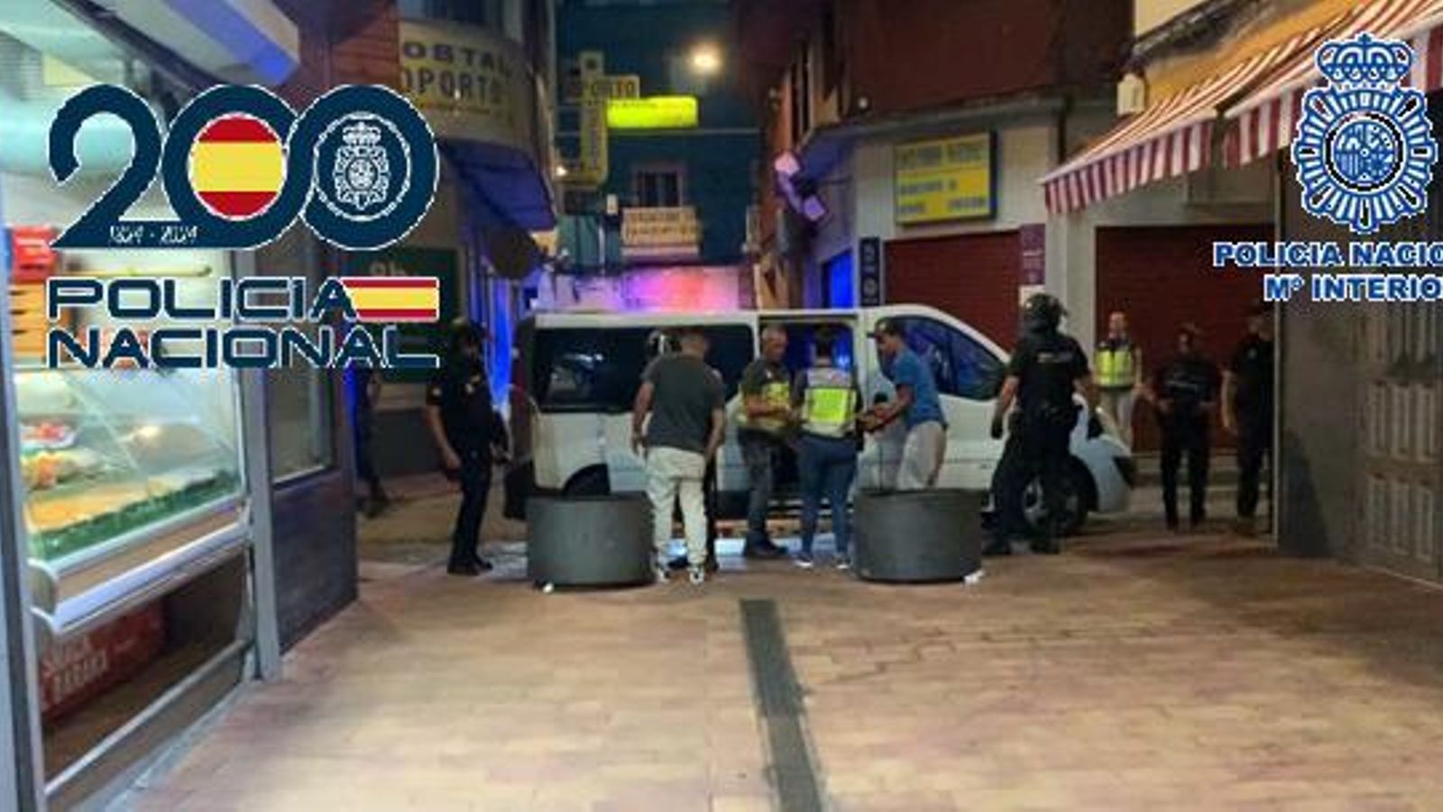 La 'Operación Pastela' de la Policía Nacional, en las confluencias de las calles Teniente Maroto y Riera.