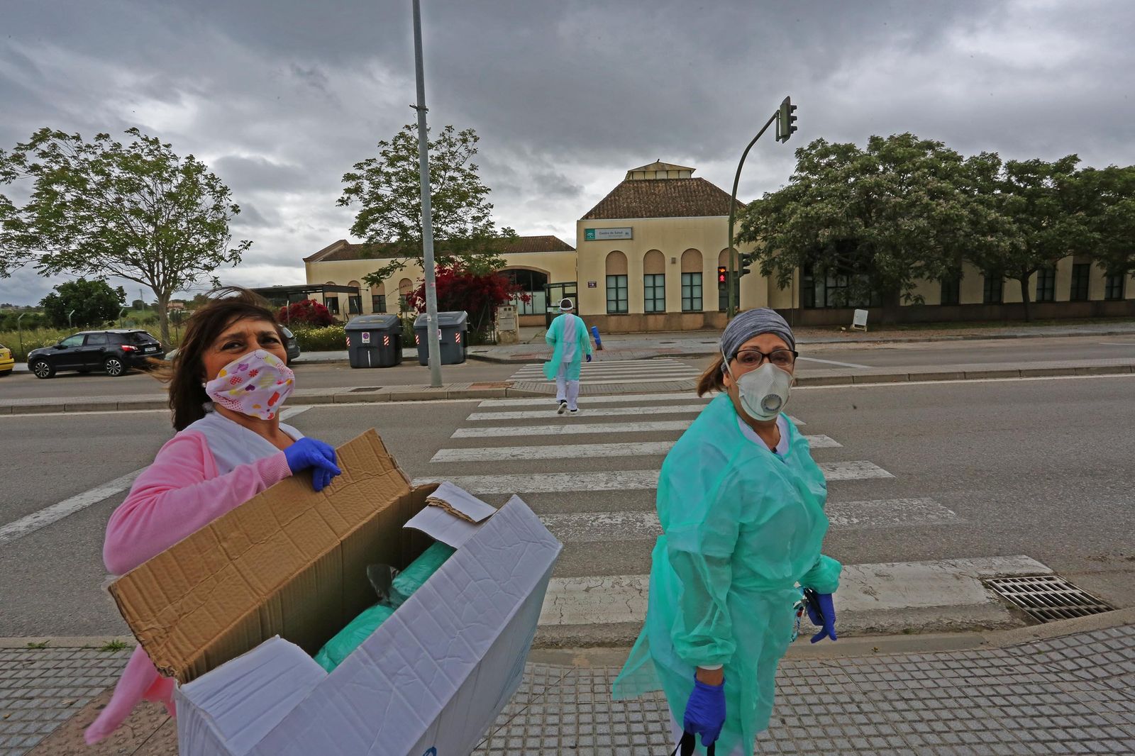 Personal del centro de salud de Montealegre llegando este lunes al centro.