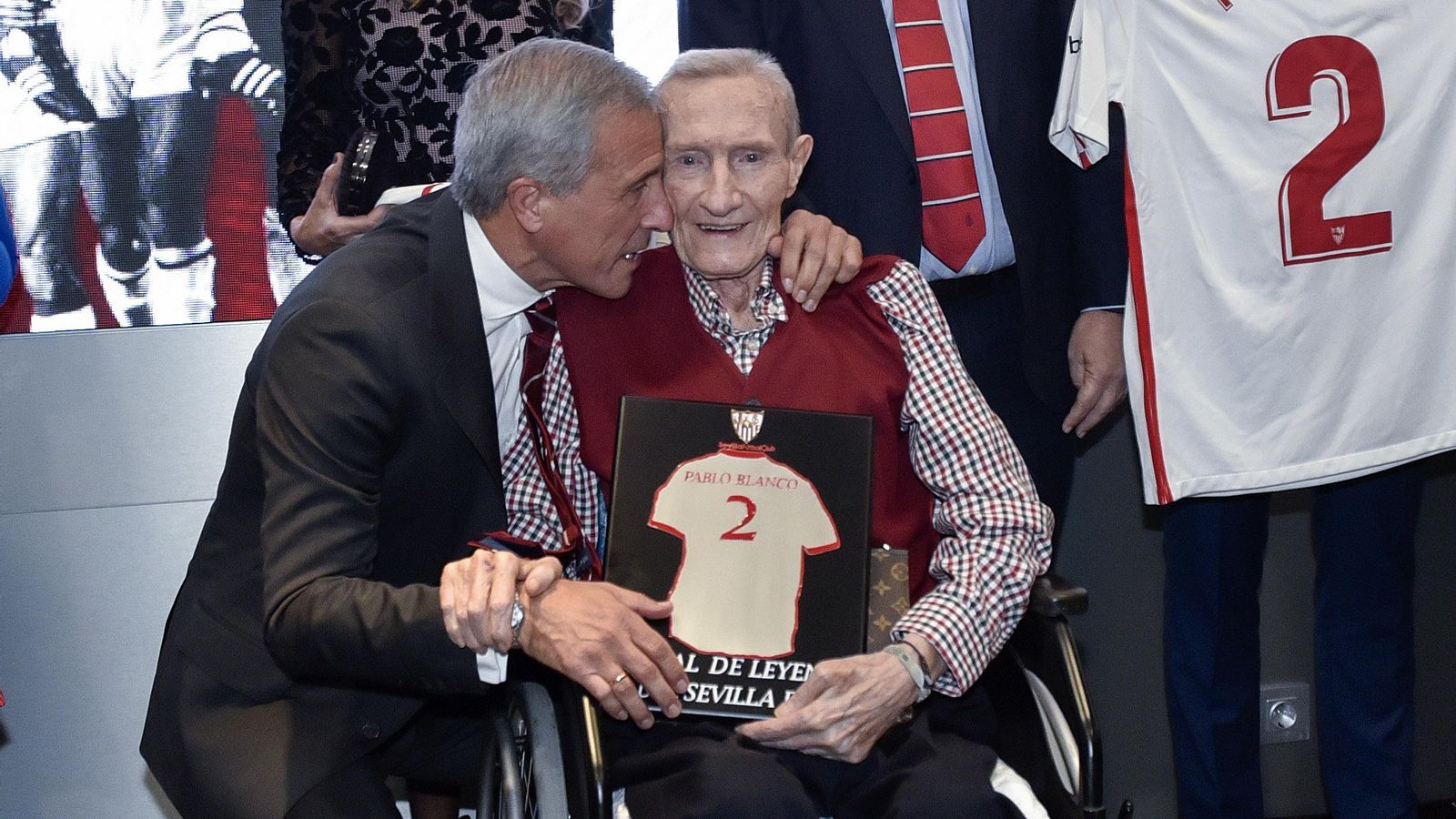 Roberto Alés recibe un efusivo abrazo de Blanco.