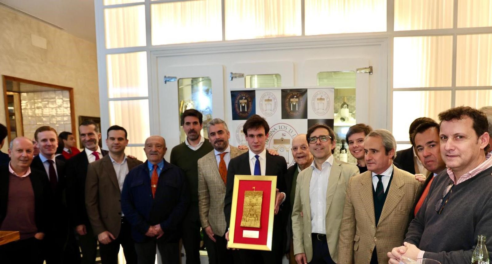 Fabio Jiménez rodeado de los miembros de la tertulia y distintos invitados.