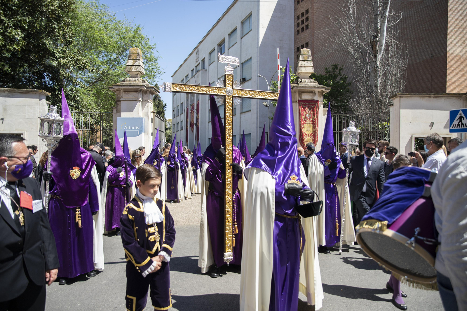 Imágenes de la salida en procesión de Las Cigarreras