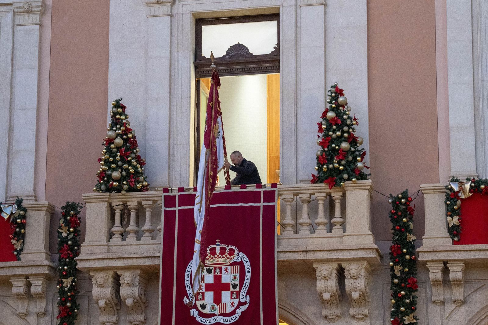 El Pendón vuelve a alzarse en Almería: memoria y ciudad bajo la luz de diciembre