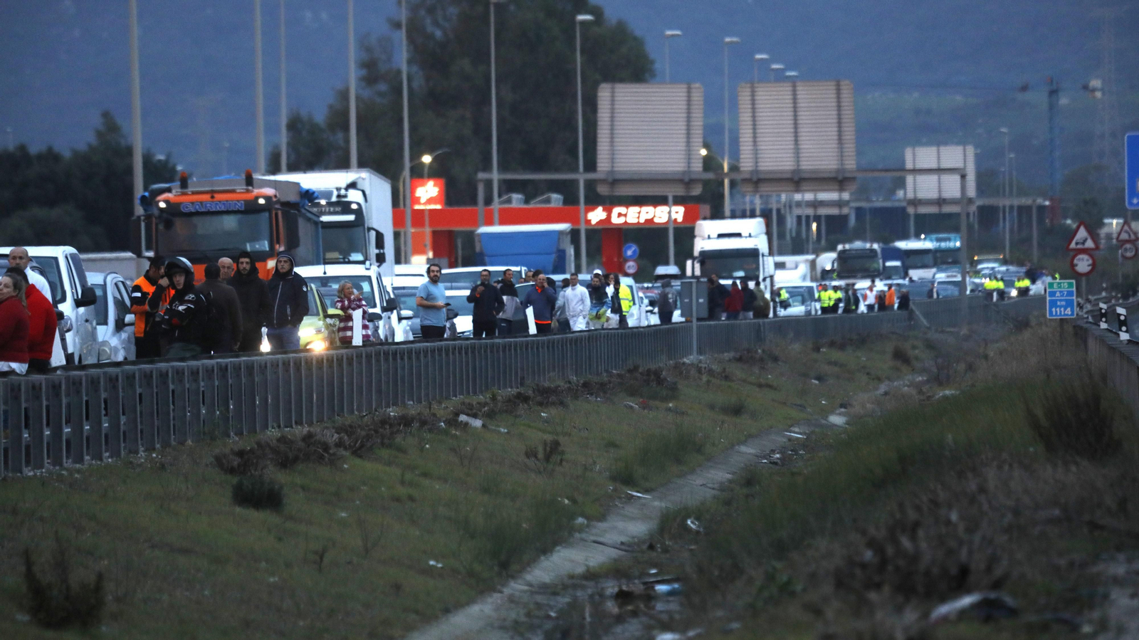 Imágenes del corte de la A-7 por los trabajadores de Acerinox en huelga, este viernes