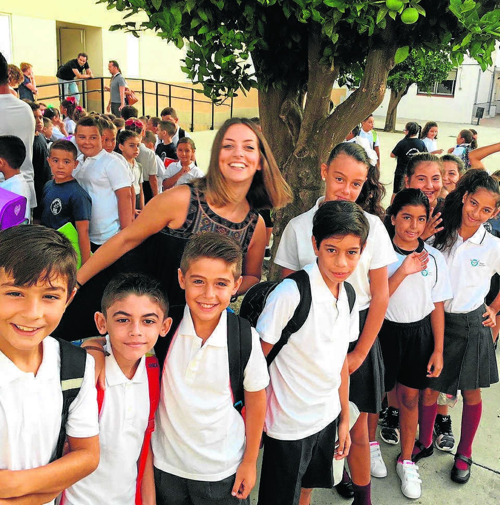 Alumnos en el patio acompañados del equipo docente.