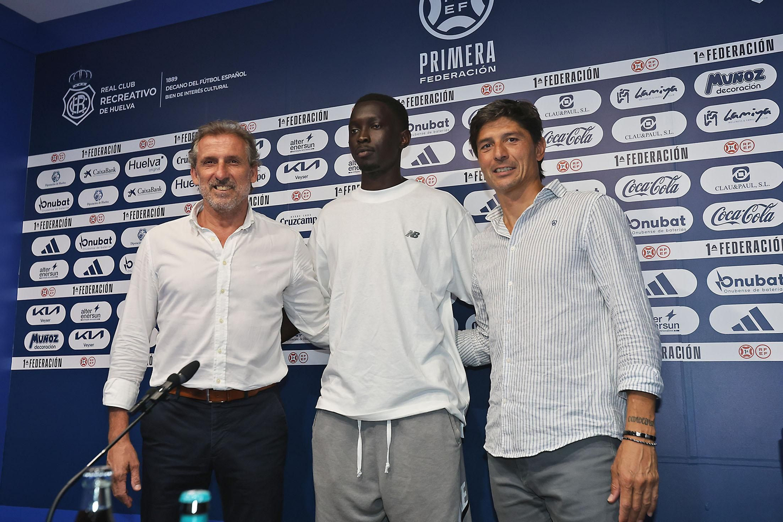 Imágenes de la presentación de Malam Camará como jugador del Recreativo de Huelva