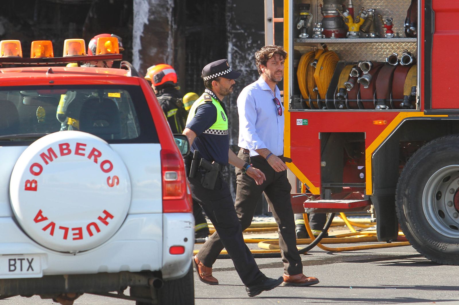 Imágenes del incendio de un bazar en la avenida de Santa Marta.