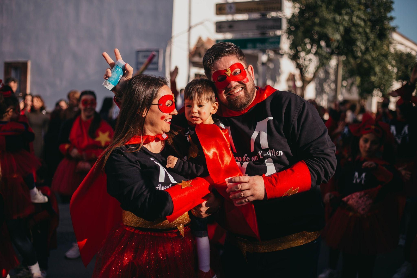 El pequeño Martín con sus padres, durante la fiesta de Carnaval de Guadalcacín.