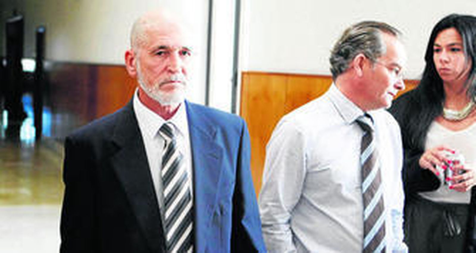 El procesado junto a su abogado antes de que diera comienzo la vista oral en la Sección Cuarta de la Audiencia Provincial de Cádiz.