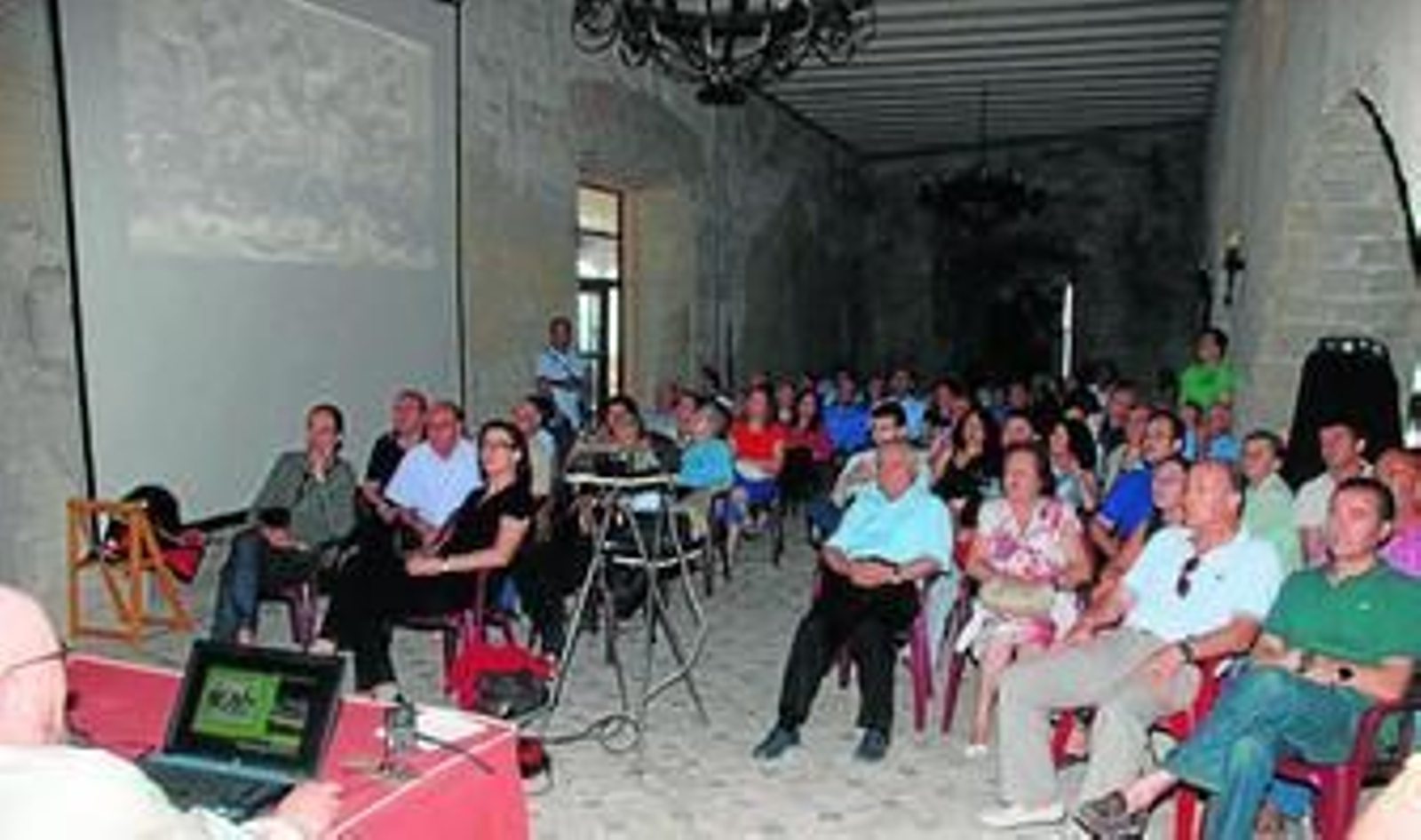 Un gran número de personas de dentro y fuera de la Comarca asistieron a la conferencia celebrada en el Salón del Triunfo del Castillo.