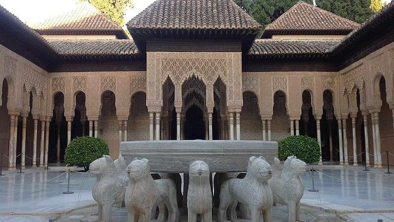 Patio de los Leones de la Alhambra.