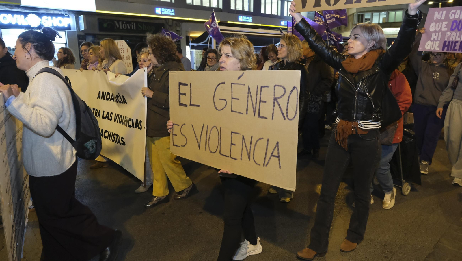 Fotografías de la manifestación del 25-N por la violencia de género, en Almería
