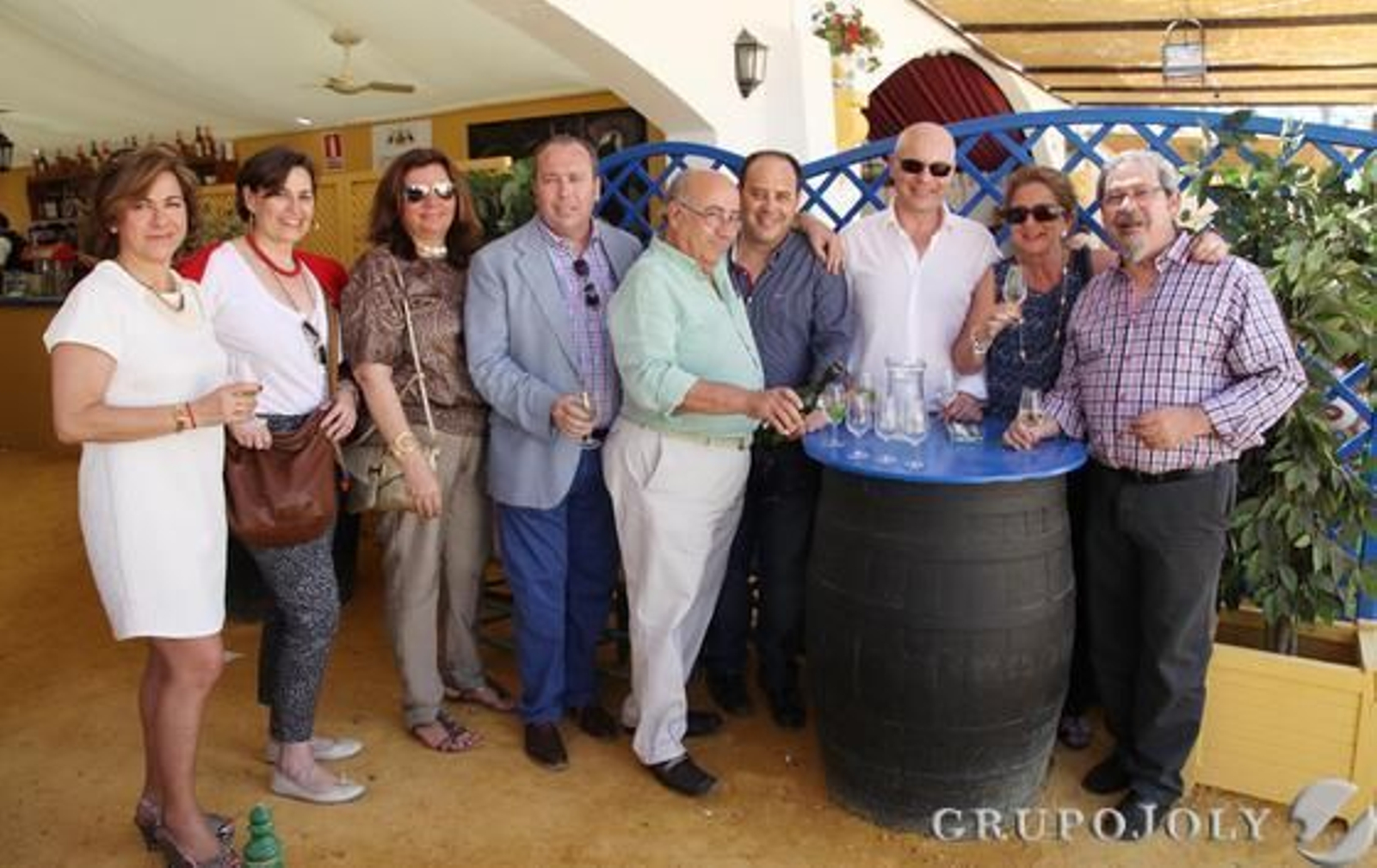 Rocío Castero junto a María del Mar Arroyo, de Ifeca; María José Román, de la Real Escuela Ecuestre; el director comercial de Diario de Jerez y Diario de Cádiz, Benjamín Sánchez; el hostelero Faustino Rodríguez, el colaborador de Grupo Joly Francisco Andrés Gallardo; el empresario José Luis Fuillerat, Auxiliadora Moreno, profesora del centro Alvar Núñez y José María Carrillo, director de Turismo de El Puerto.

Foto: Vanesa Lobo