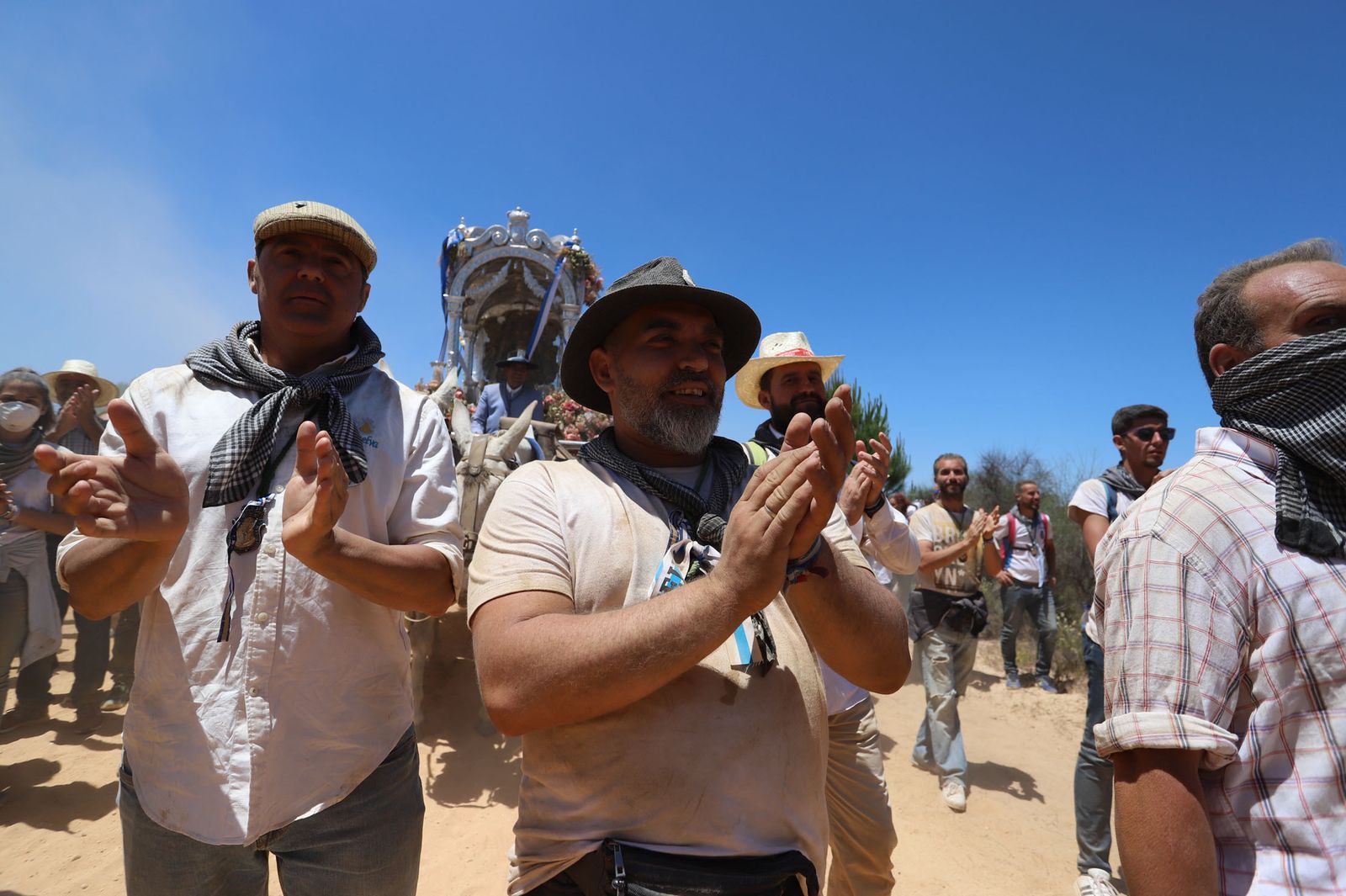 Imágenes de la Hermandad del Rocío de Huelva en el camino