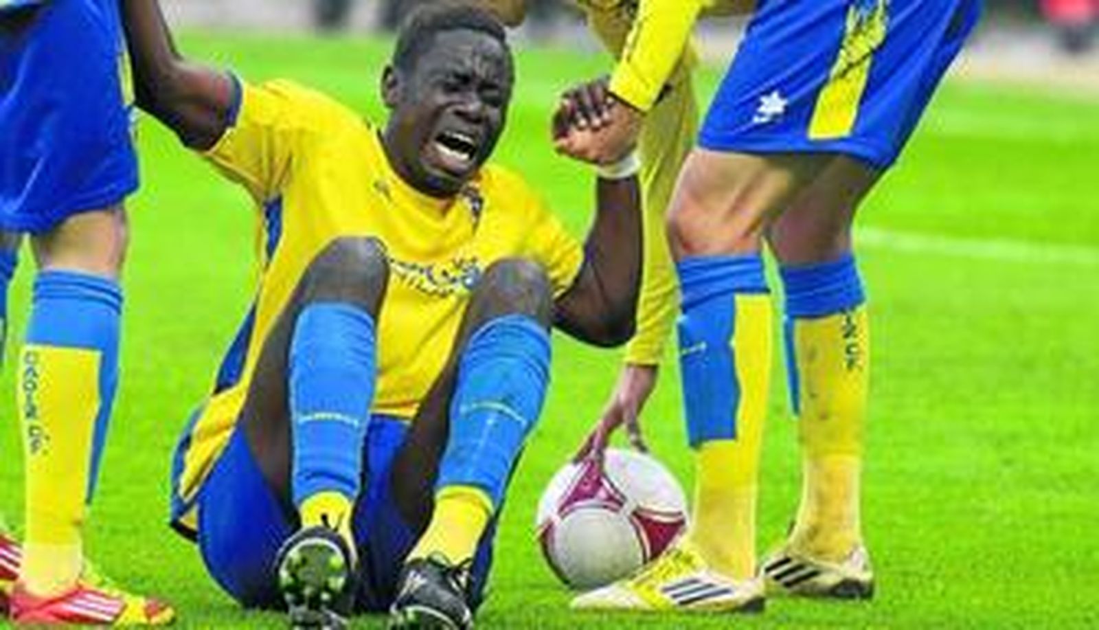 Moke aparece con gesto de dolor mientras es ayudado por dos compañeros después de recibir la entrada del jugador del equipo extremeño en la acción que dio paso al gol.