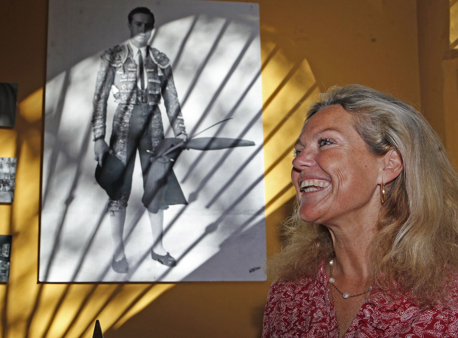 Mercedes Vázquez, junto a una fotografía de su padre hecha por Arjona que se colocó en el Ayuntamiento cuando murió en mayo de 2013.