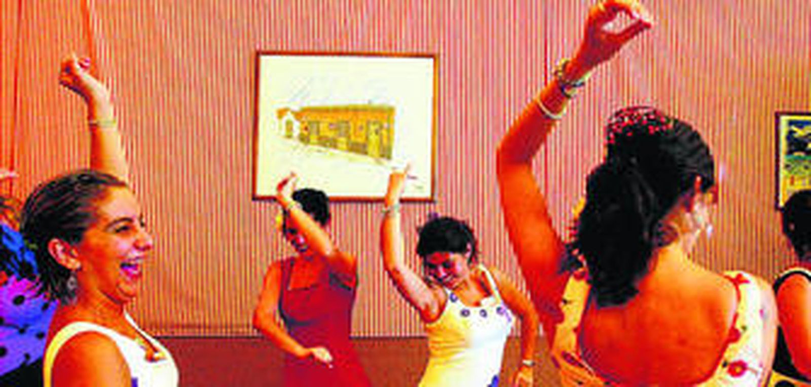 Jóvenes disfrutan del baile por sevillanas, una de las expresiones más genuinas de la cultura popular andaluza.