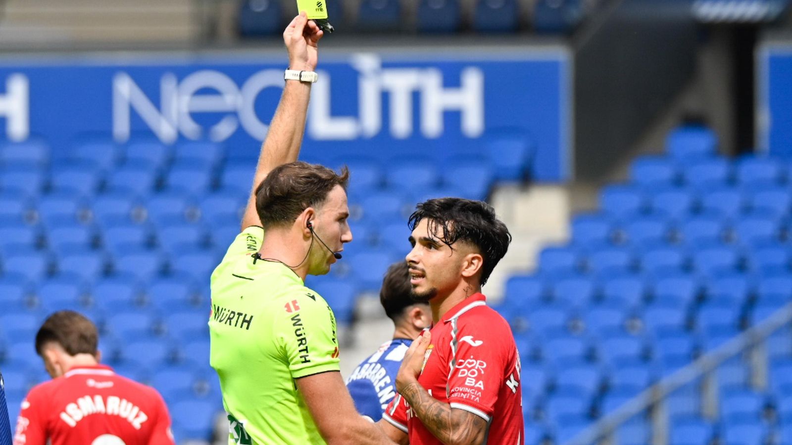 Kevin Medina es amonestado en un partido del Córdoba CF.