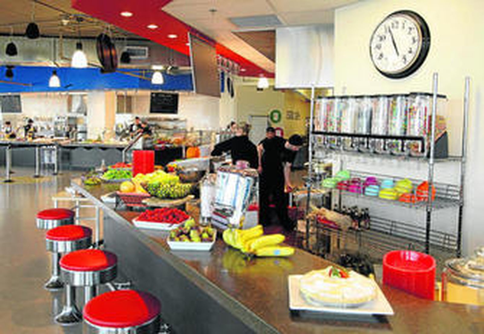 Uno de los bufets dispuestos en la inmensa cafetería de Google en Mountain View, en California.