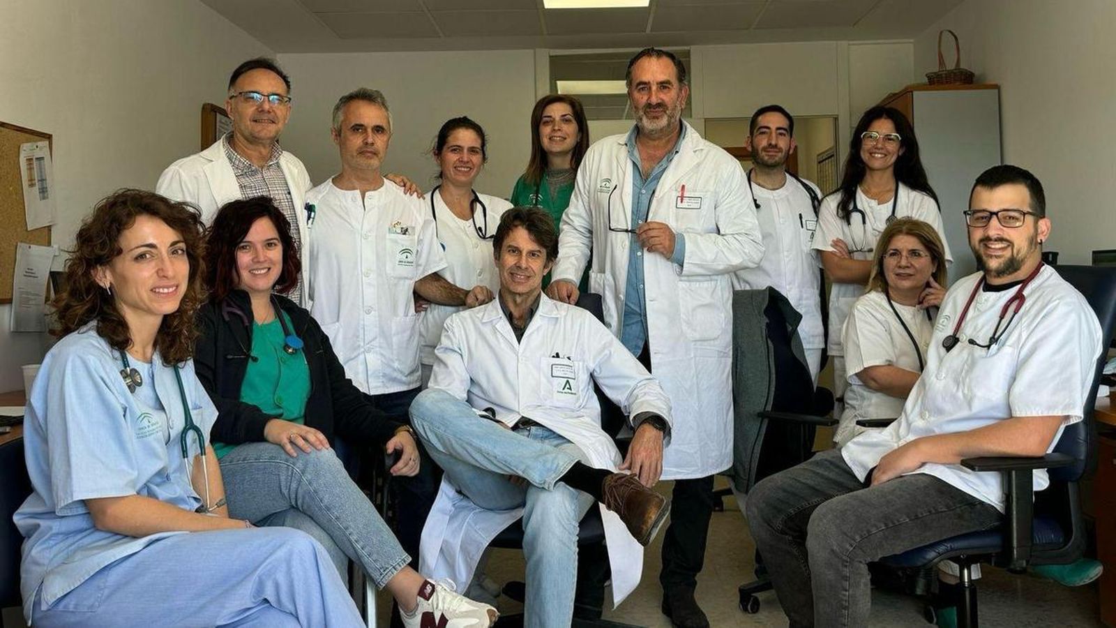 El jefe de Medicina Interna posa junto a otros facultativos y residentes del servicio en el hospital.