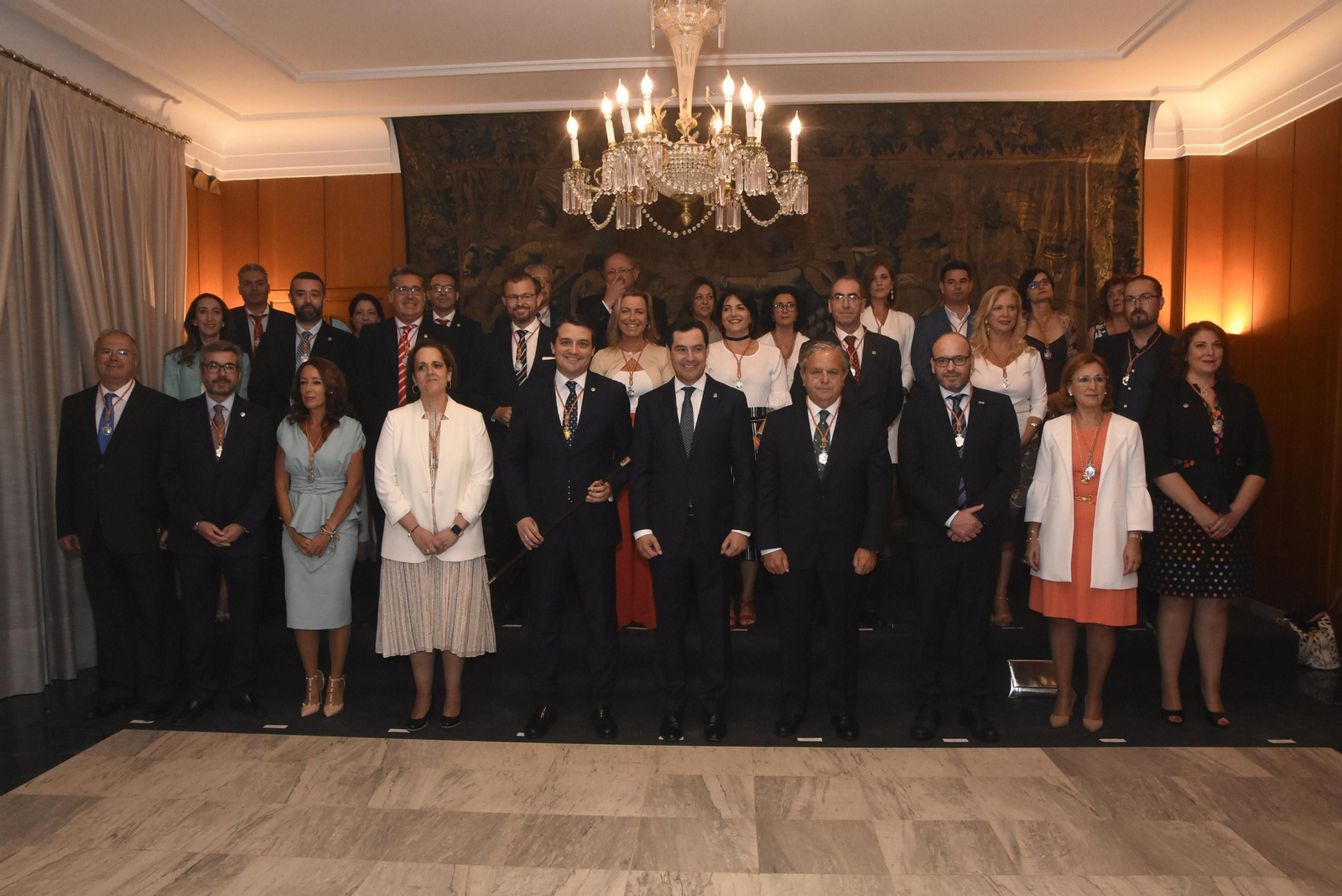 Foto de familia de la actual Corporación municipal con el presidente de la Junta, Juanma Moreno, tras el Pleno de investudura en el que resultó elegido José María Bellido como alcalde.