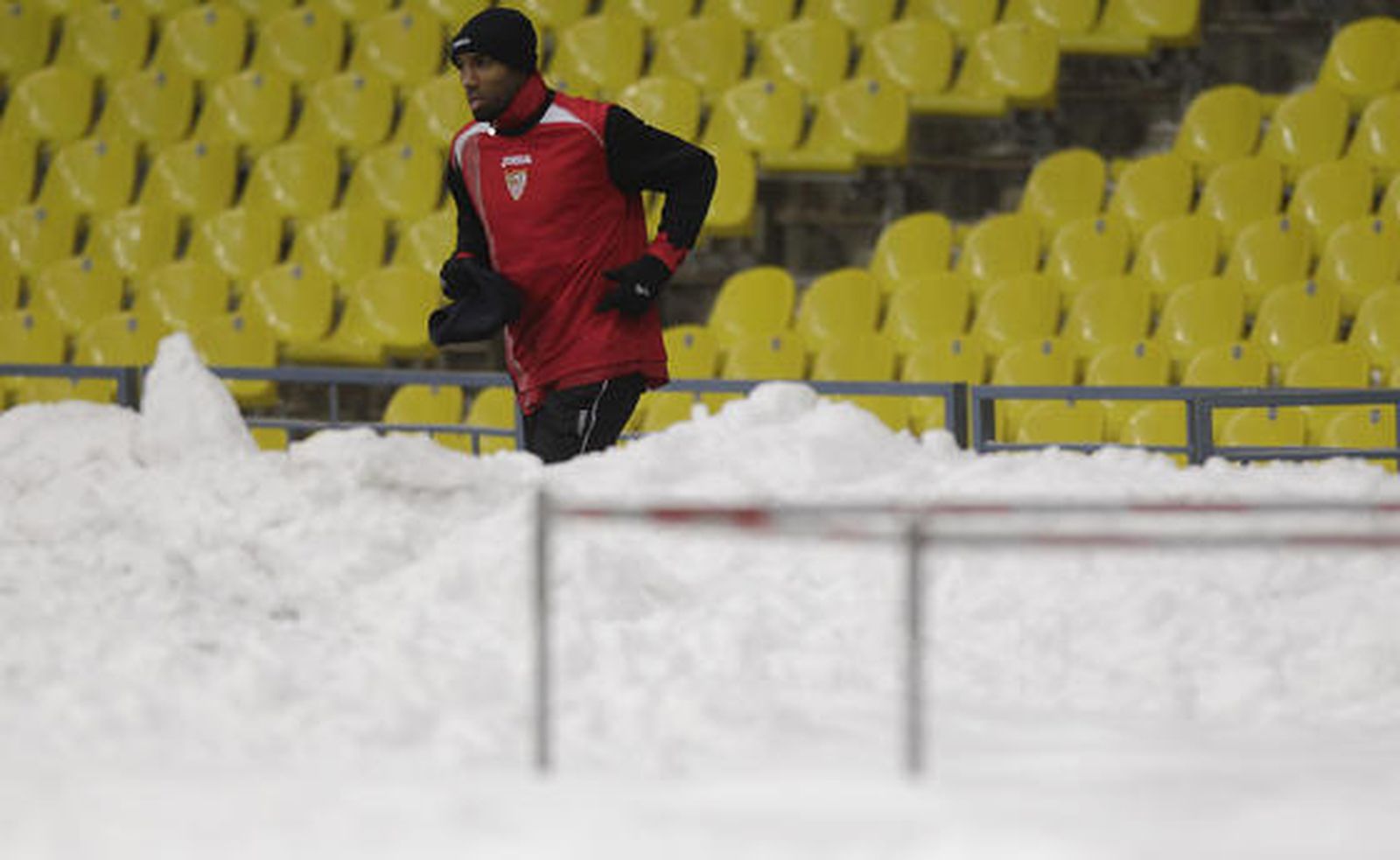 Kanouté corre por detrás de una montaña de nieve.

Foto: Antonio Pizarro