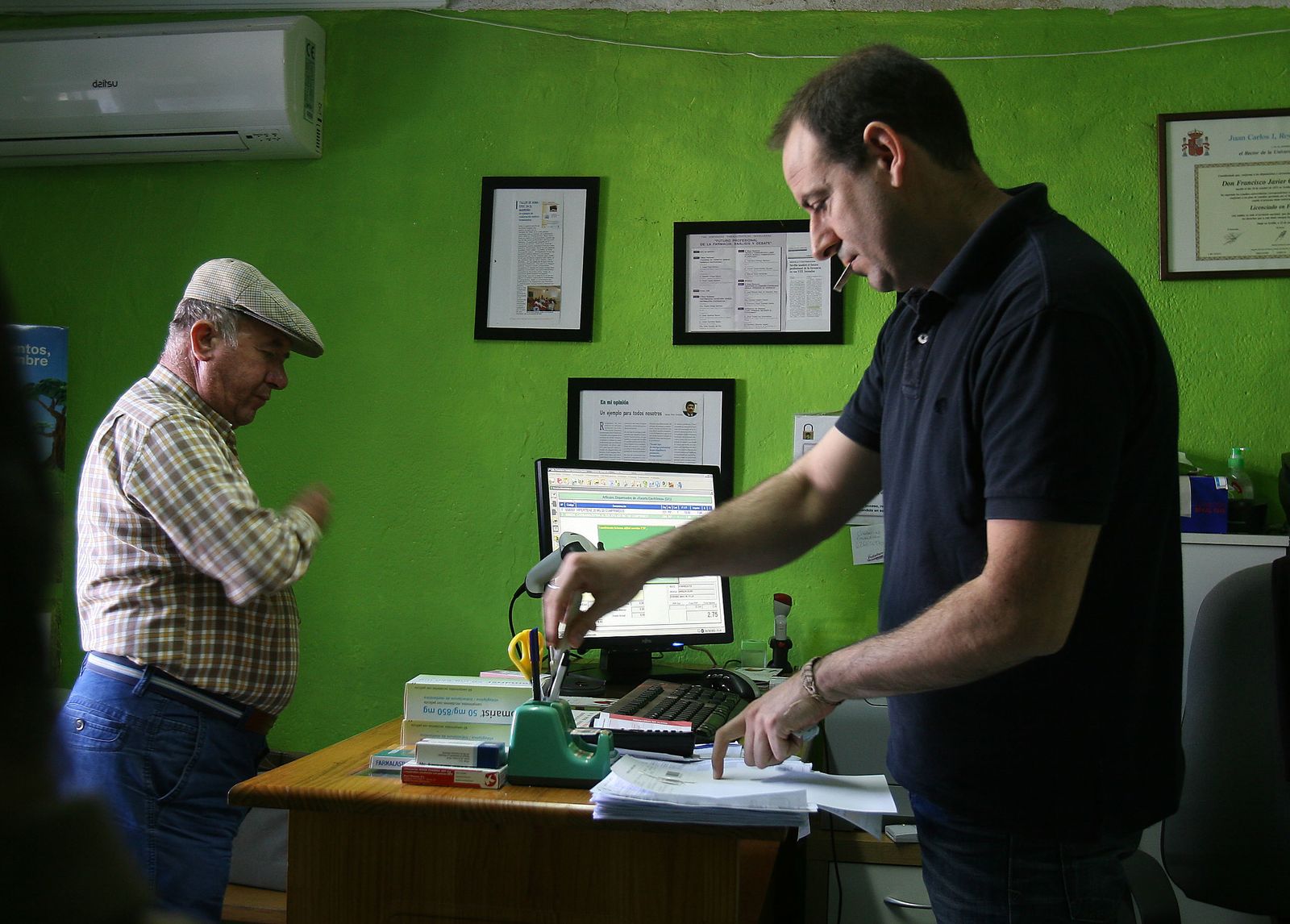 Guerrero en la botica que regenta en El Madroño