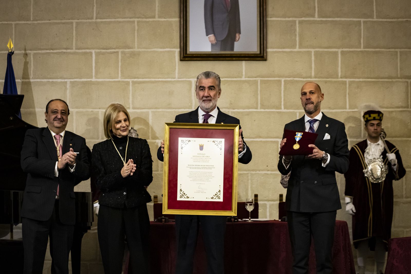 La entrega de la Medalla de Oro de Jerez a la Virgen de las Angustias, en imágenes