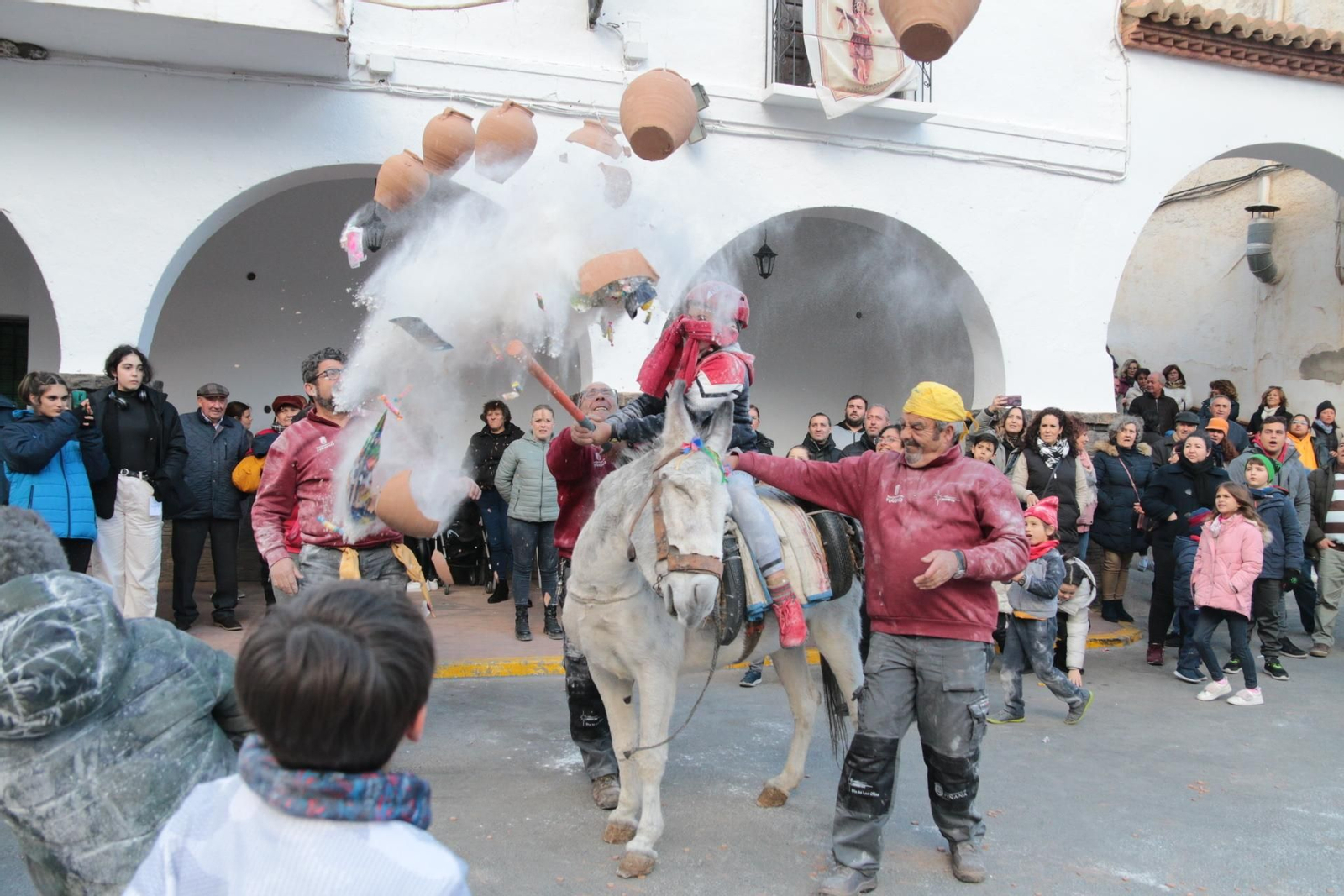 El tradicional juego de las ollas se lleva a cabo en la Plaza de la Constitución.