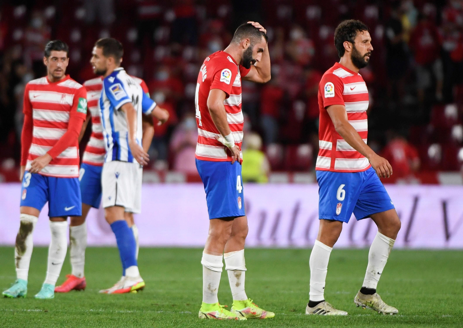 Germán y Gonalons, cabizbajos durante el choque ante la Real