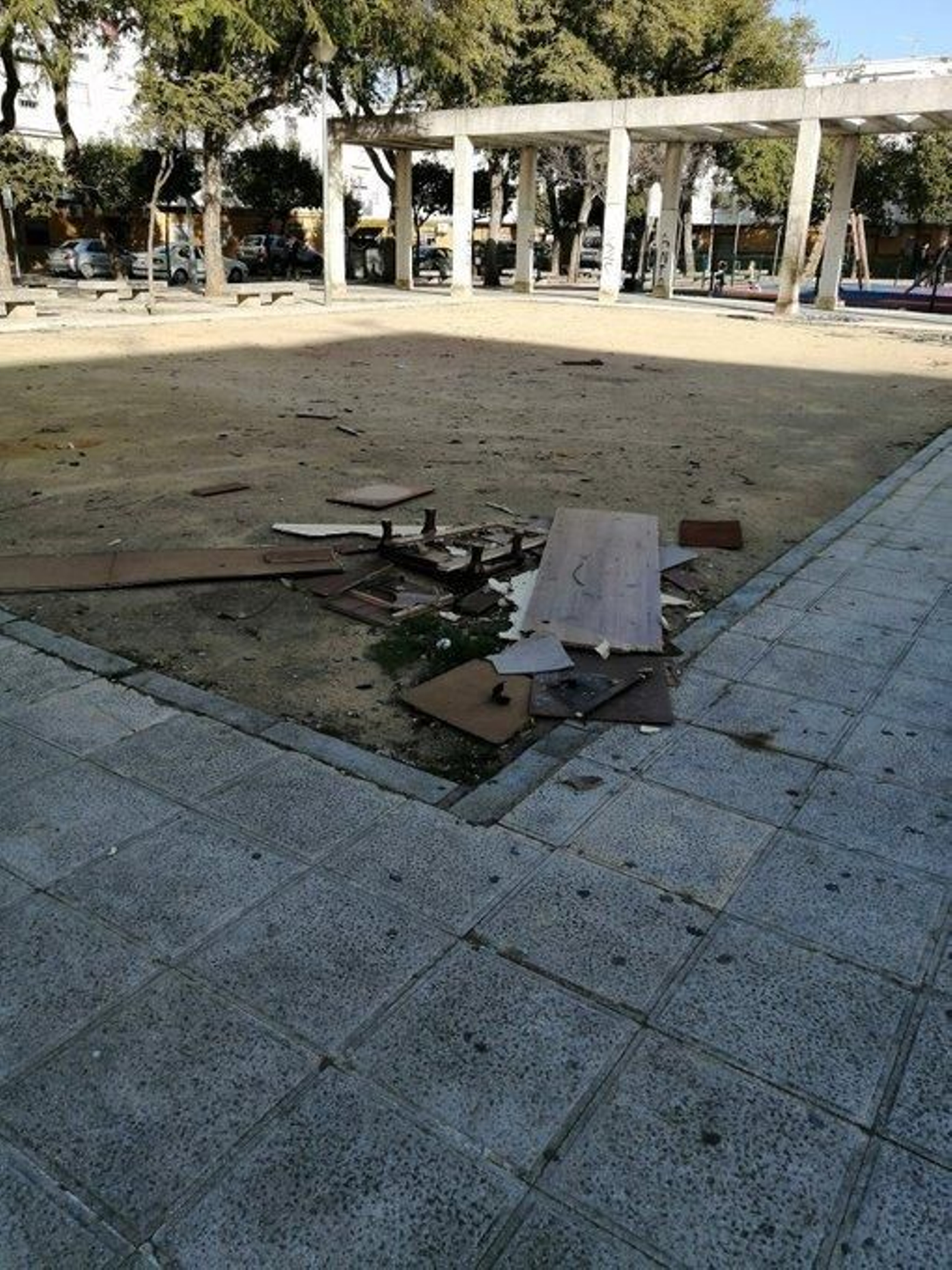 Restos de candelas y suciedad en una de las plazas de San Jerónimo.