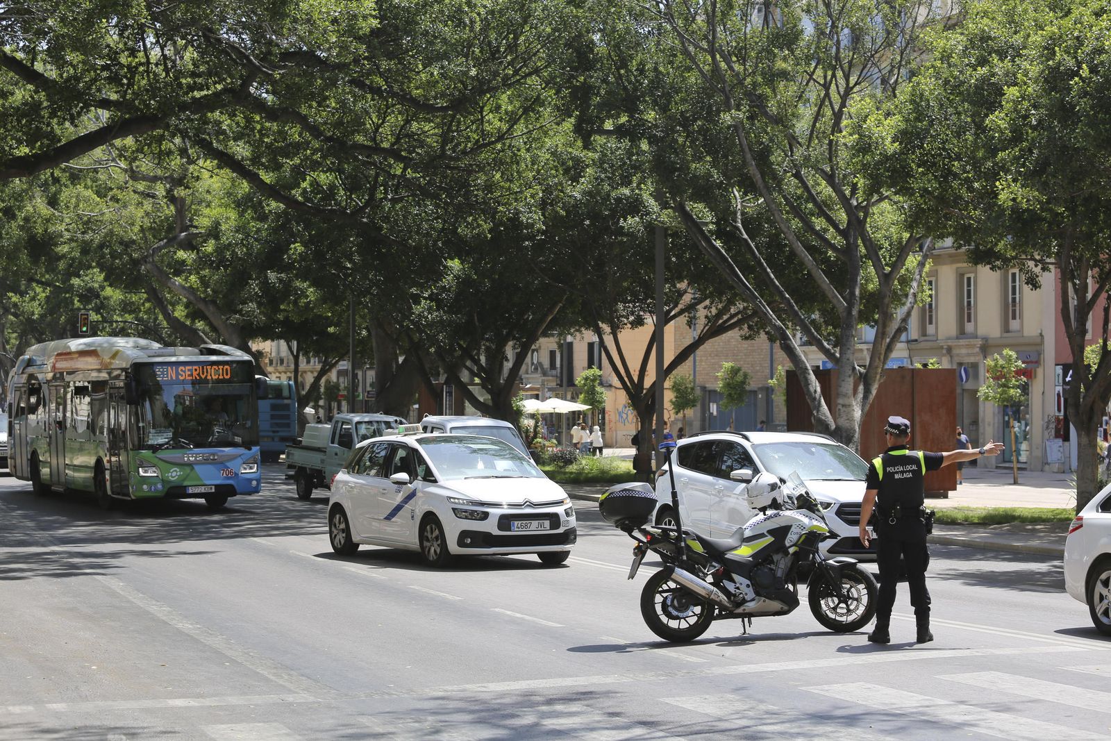 El puente de Tetuán abre al tráfico tras casi 5 años cerrado por las obras del Metro de Málaga.