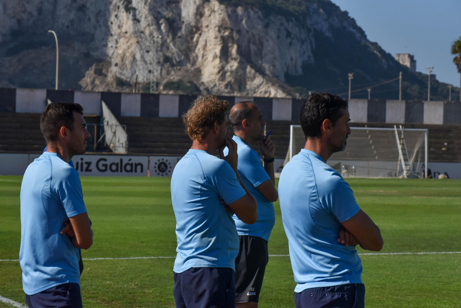 Romerito y los miembros de su cuerpo técnico siguen el desarrollo de un entrenamiento