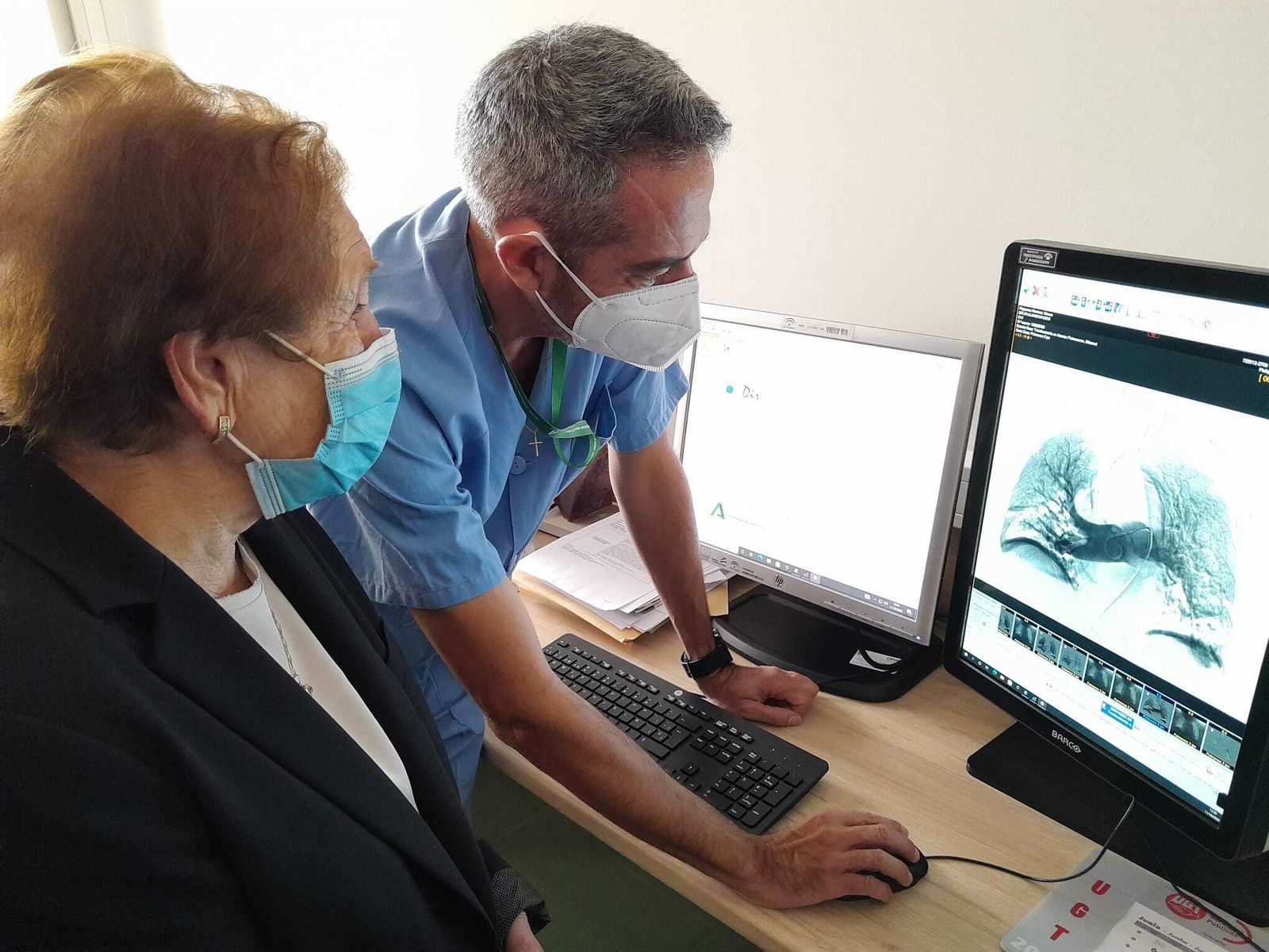 El radiólogo muestra a Nieves, una paciente afectada por la enfermedad, una de sus pruebas