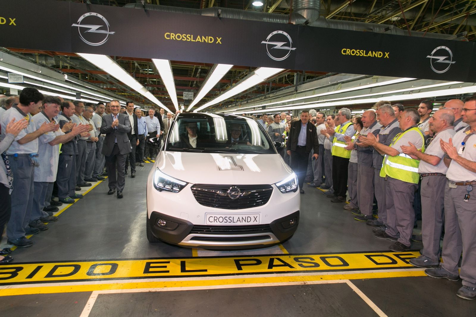 Primer Crossland X que sale de la planta de Opel en Zaragoza.