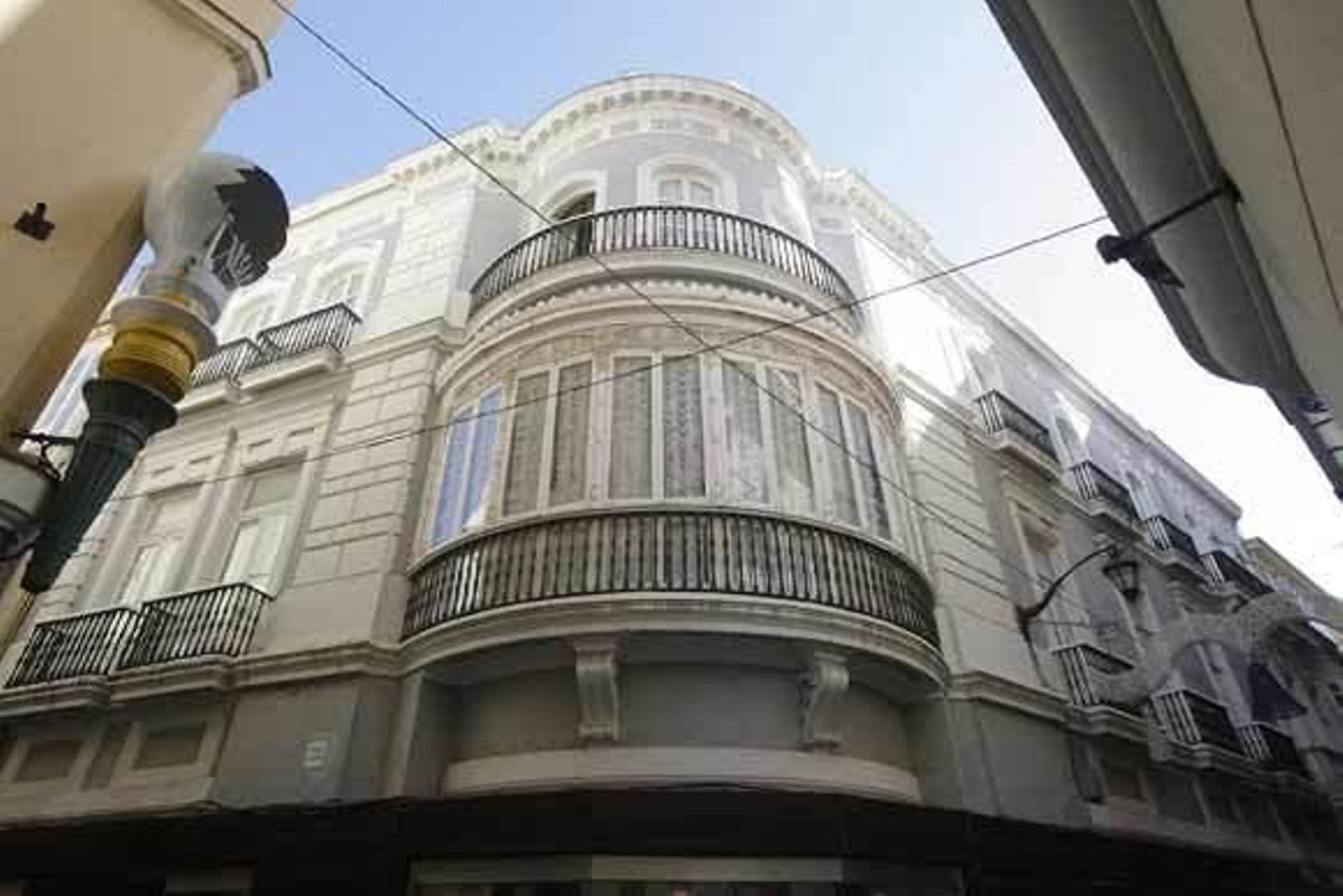 El inmueble, situado en la esquina de las calles Novena y Barrié, esobra del arquitecto Fernando Ortiz Vierna y fue construido en la segunda mitad del siglo XIX. Actualmente alberga  cuatro viviendas y un hermoso patio   Foto: Jesus Marin