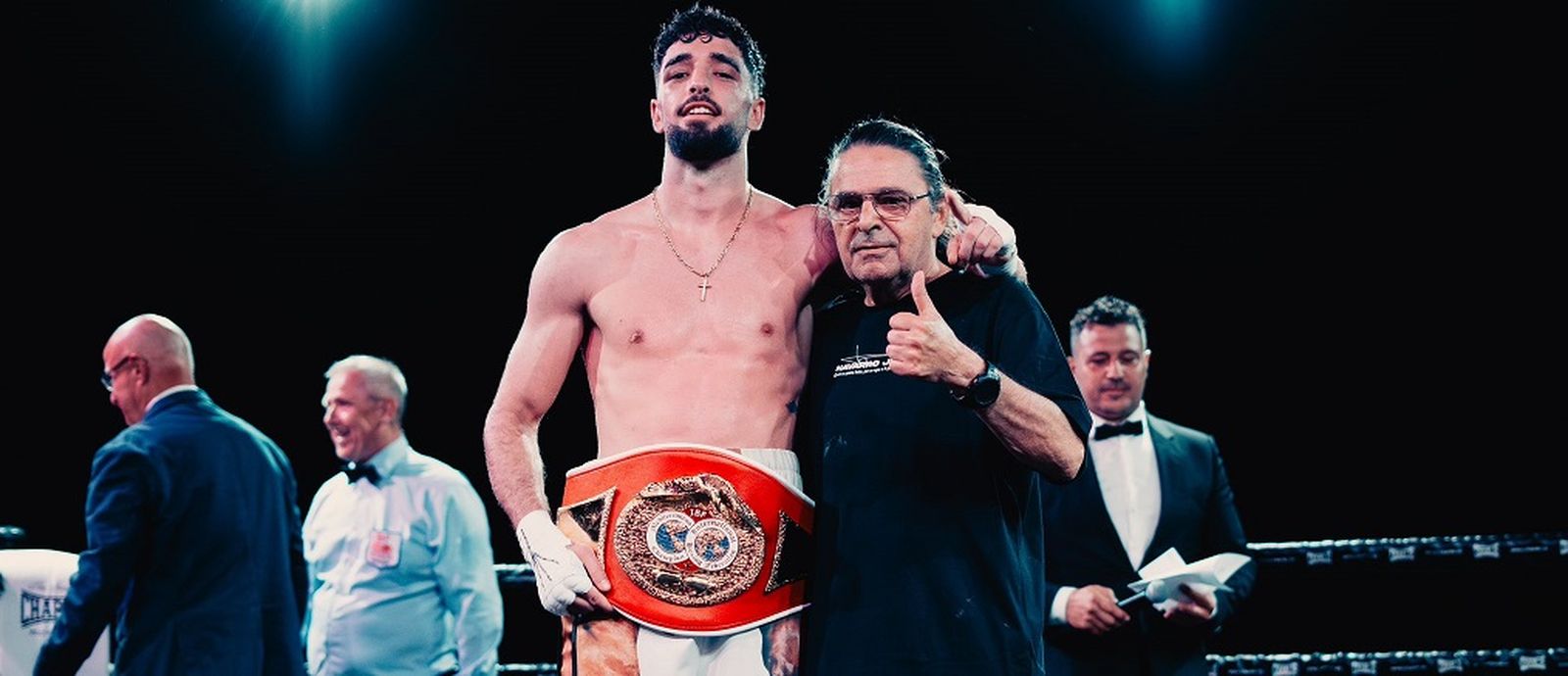 Navarro Jr. posa junto a Ricardo Sánchez Atocha tras la conquista del título Mediterráneo.