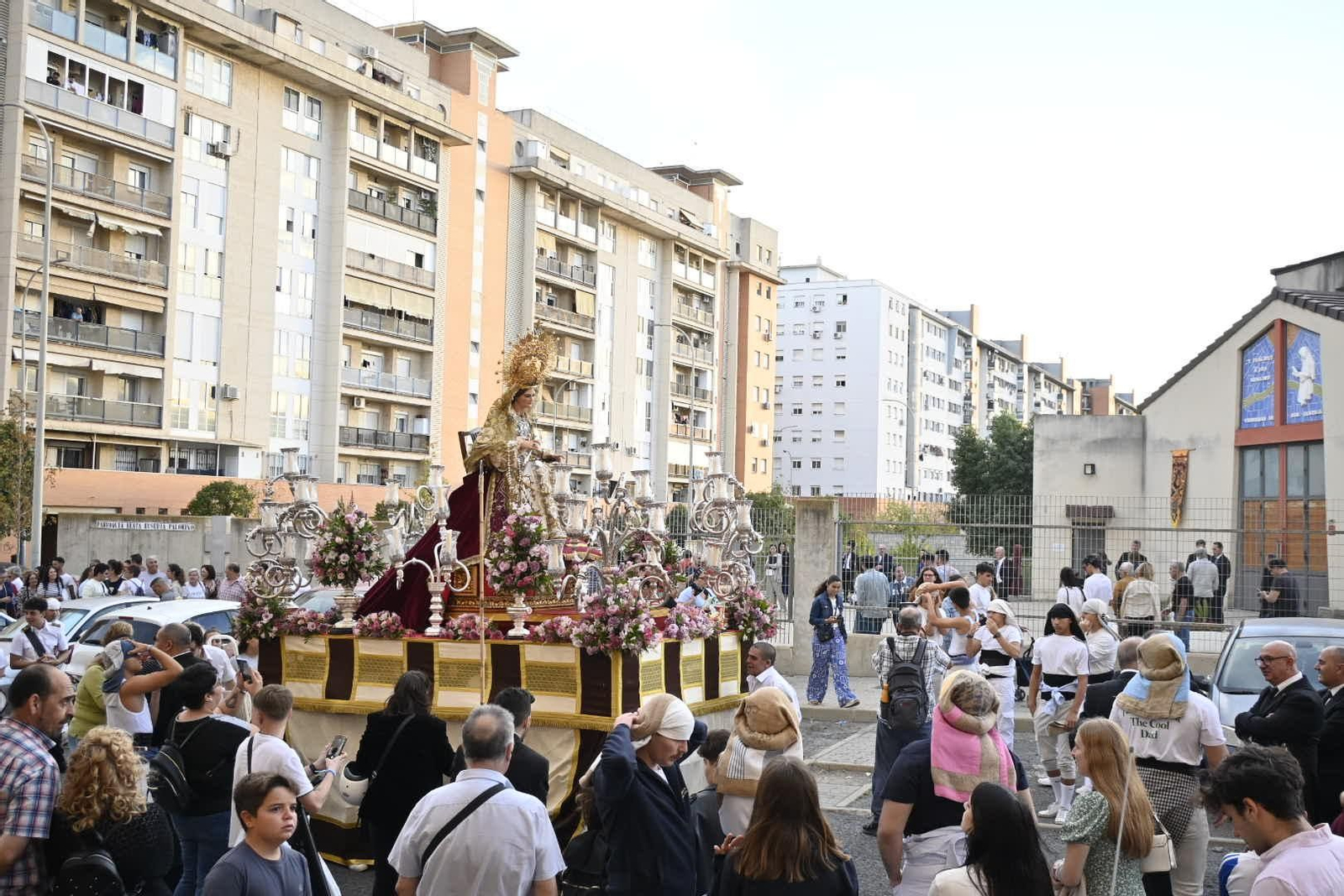 Primera procesión de la Virgen del Rosario por las calles de Huelva, en imágenes