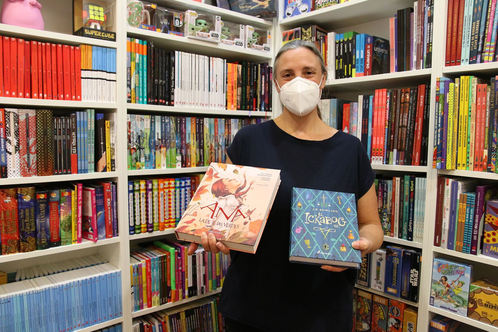 Elia Ortiz muestra dos de las obras que serán un éxito de ventas para estas Navidades.