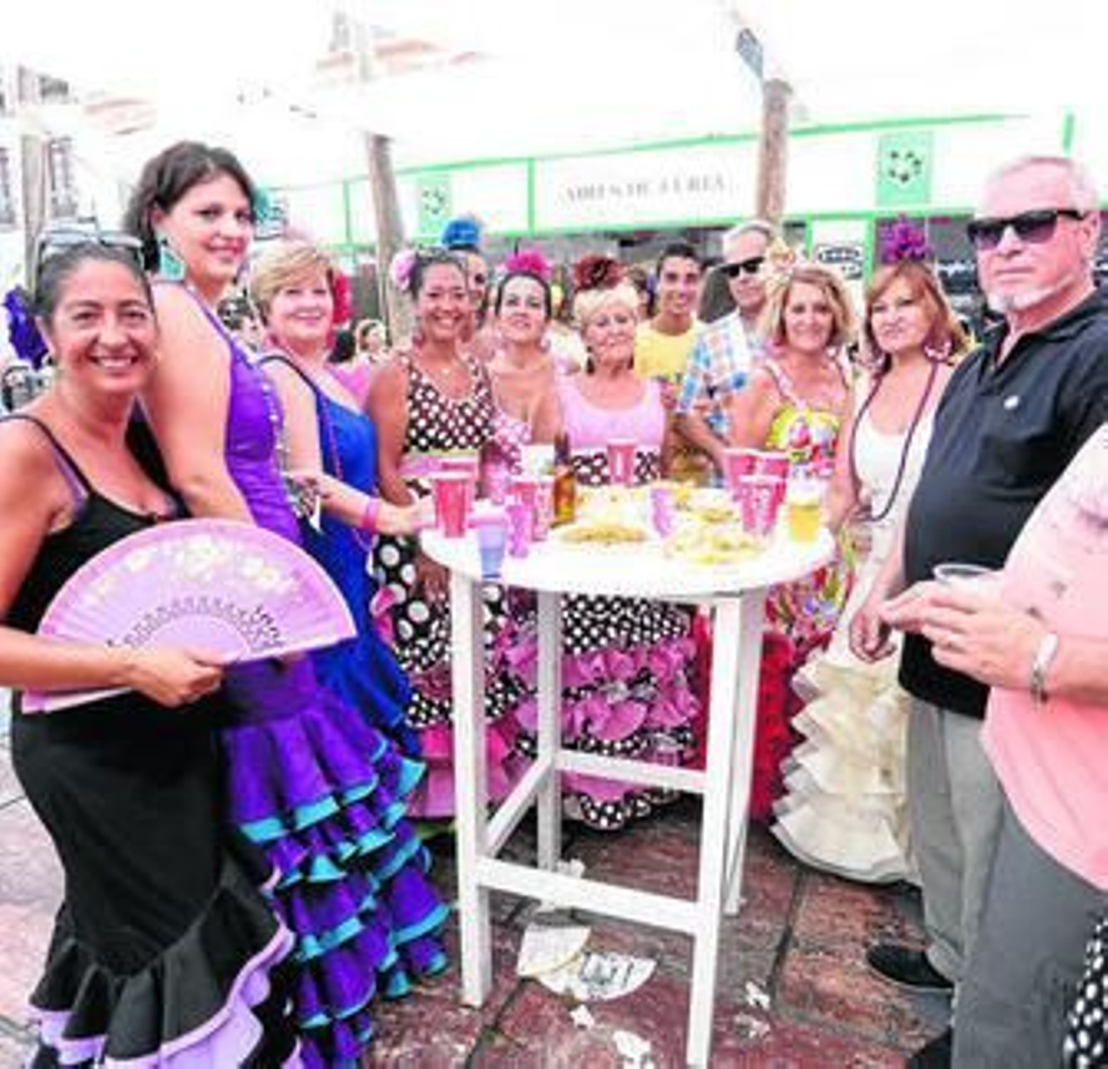 Estampa familiar y amistosa en la Feria del centro, alrededor de una mesa.