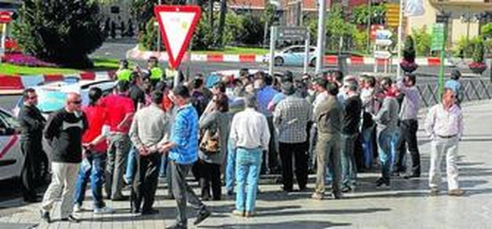 Concentración de taxistas en la Estación Intermodal durante el parón del servicio.
