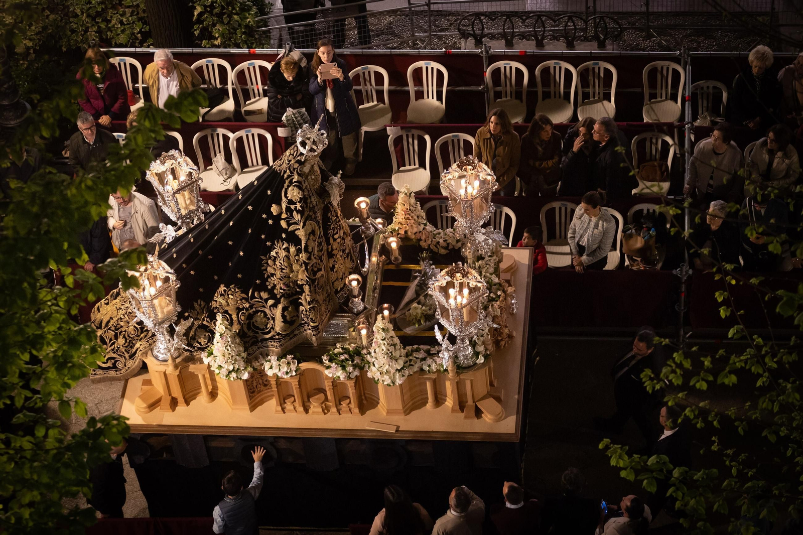 Así vivió Granada el estreno del nuevo misterio Descendimiento de la Hermandad de las Chías 2025