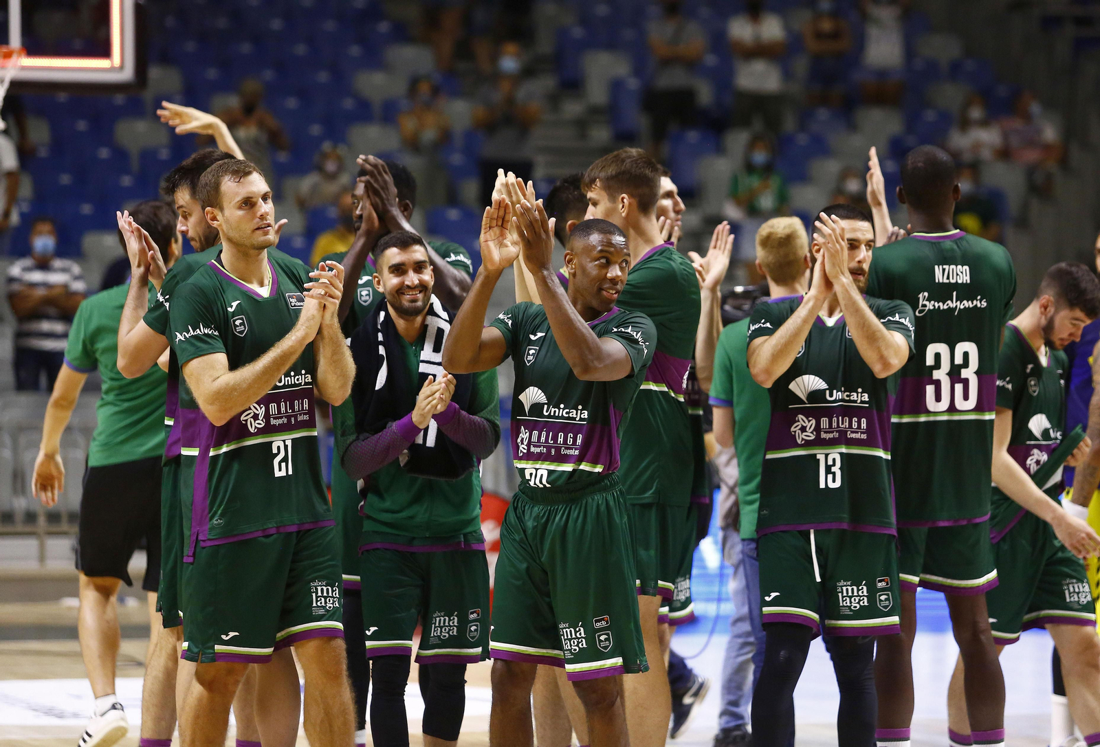 La plantilla del Unicaja aplaude al Carpena.