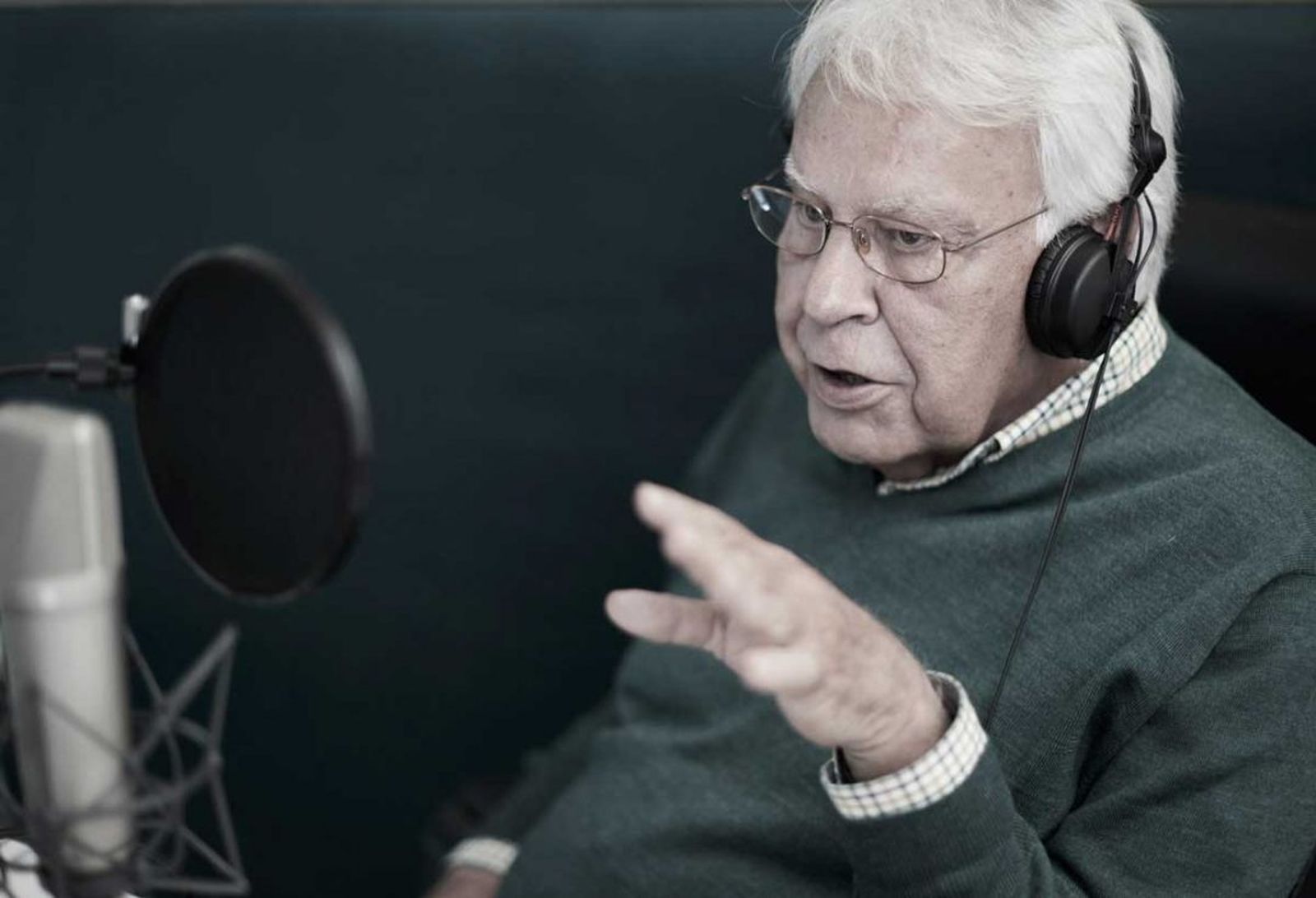Felipe González en una imagen promocional de su podcast en Podimo